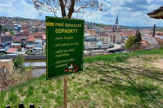 Jsem hlupák, uklízí po mně maminka. Třebíč cedulemi po městě přitvrdila v boji s lidmi, co dělají nepořádek
