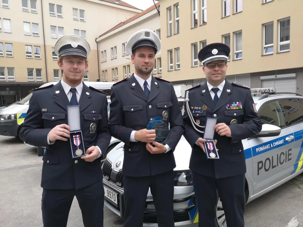 Senior v dešti spadl a ochromily ho křeče. Pomohli mu policisté, hlavu mu podložili služební bundou a přivolali lékaře