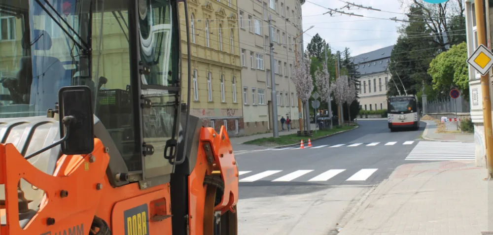 Mírná úleva pro motoristy, je zprůjezdněna křižovatka mezi Tolstého ulicí a třídou Legionářů