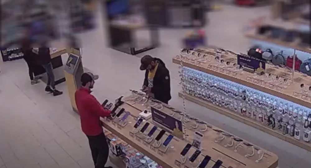 Krádež iPhonu v Jihlavě v přímém přenosu. Neznáte tři muže na videu?