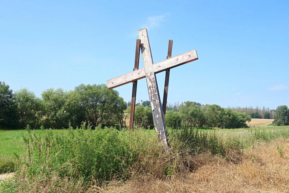 Památník obětem masakru, který se stal u Dobronína v roce 1945
