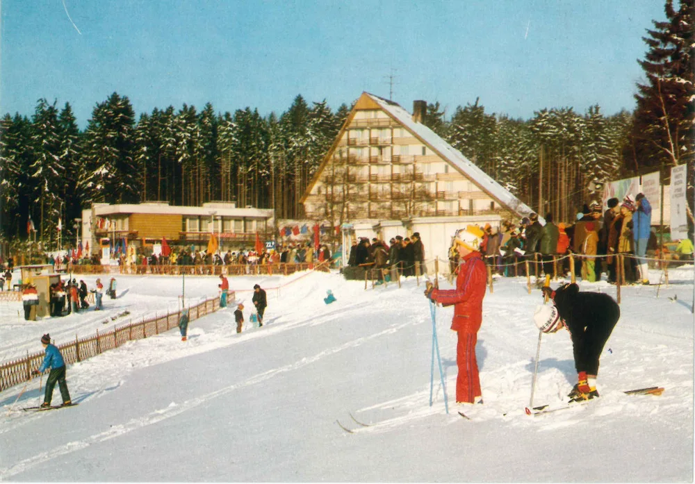 Nepřehlédnutelný Hotel Ski funguje už půl století. Podívejte se, jak se proměnil v čase