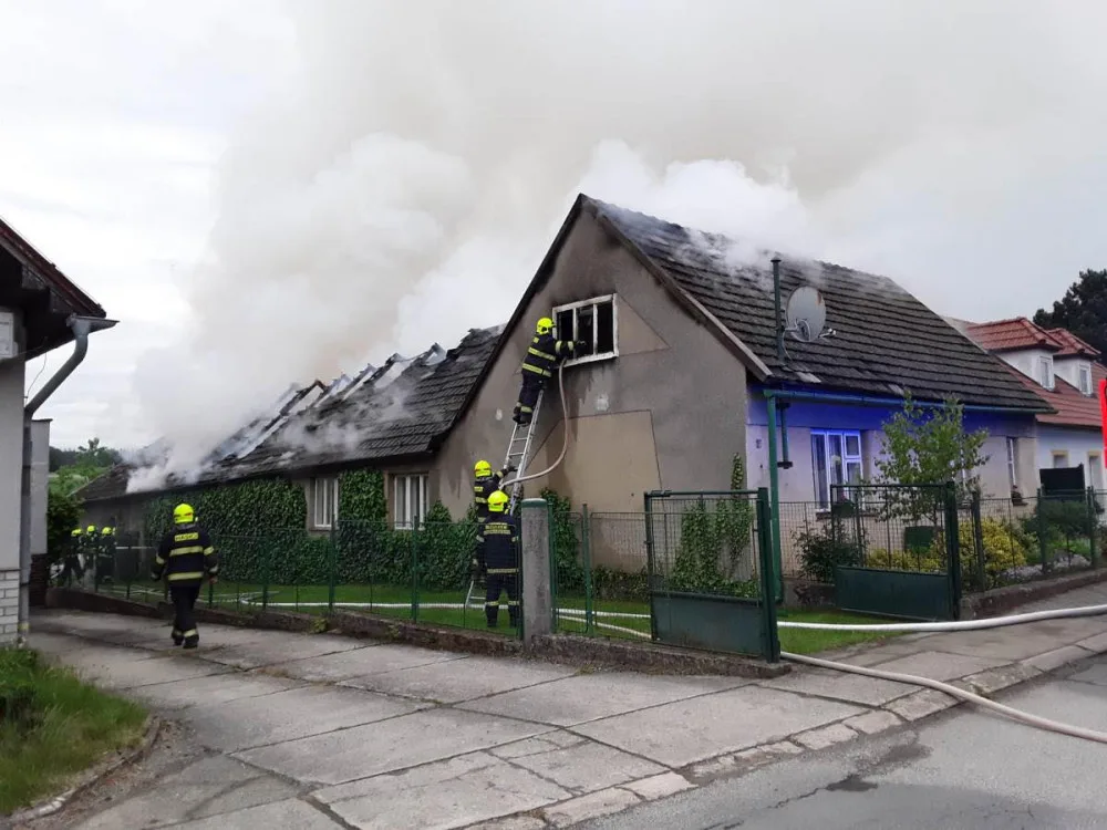 Šest jednotek vyjelo na požár rodinného domu a stodoly. Plameny napáchaly škodu 1,5 milionu korun