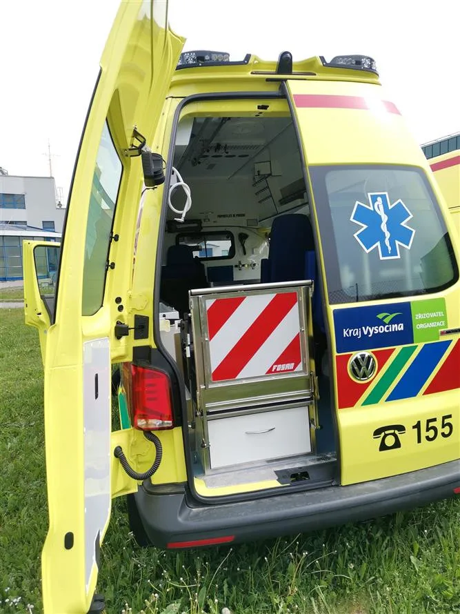 Sedmistupňová převodovka, rychlost až 190km/h. Prohlédněte si zblízka nové sanitky krajských záchranářů