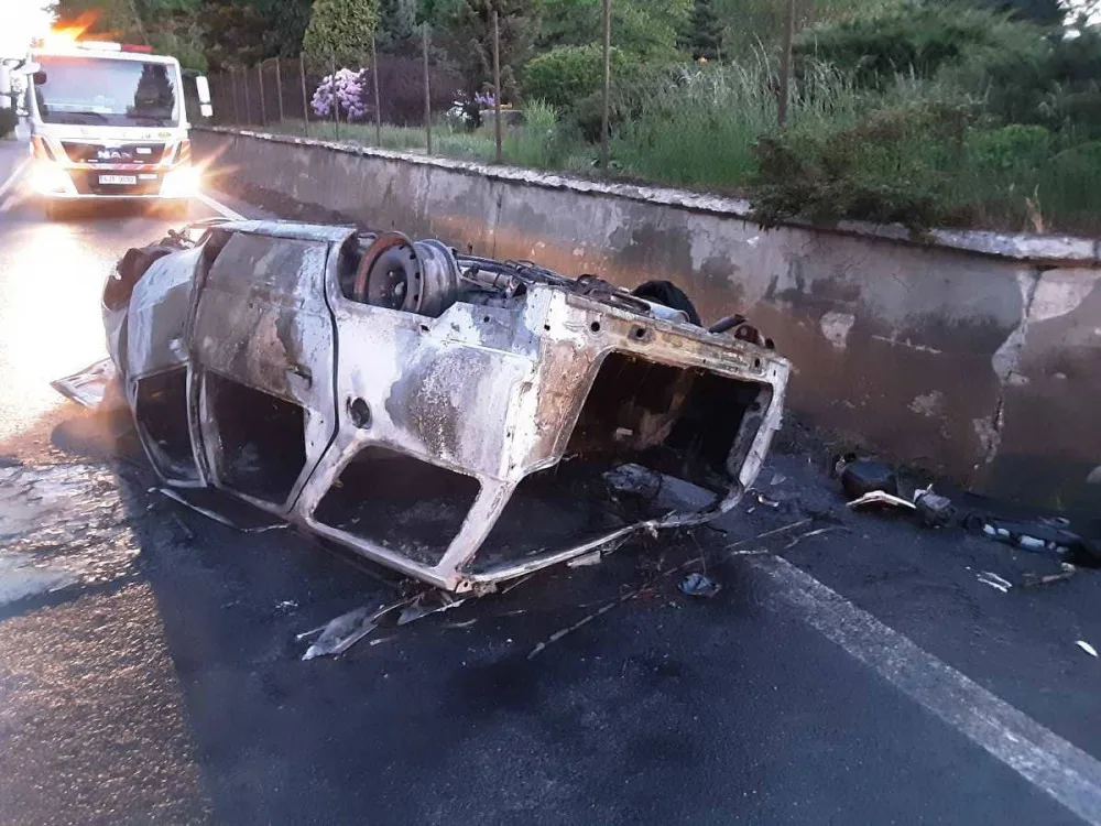 Po noční havárii hořelo u Dušejova auto, dva lidé skončili v péči záchranářů