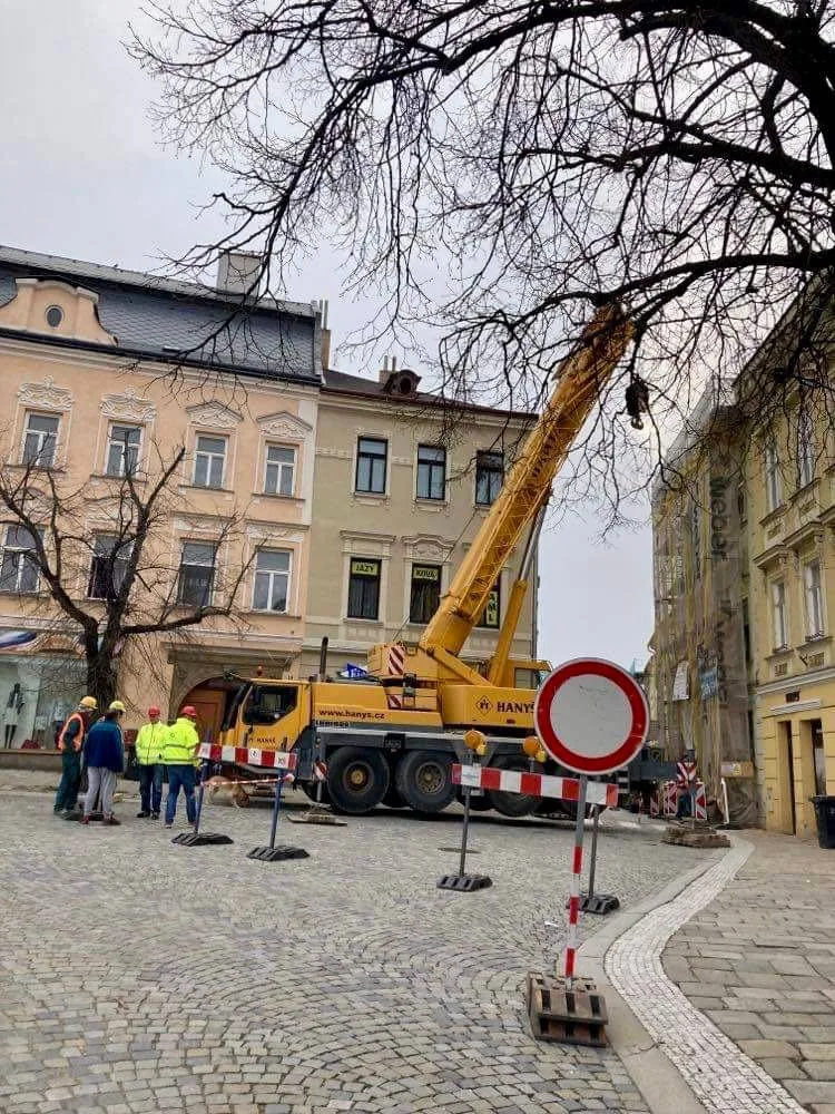 Řidiči, pozor. Brněnská ulice je opět uzavřena, do pátku se jezdí po objížďce