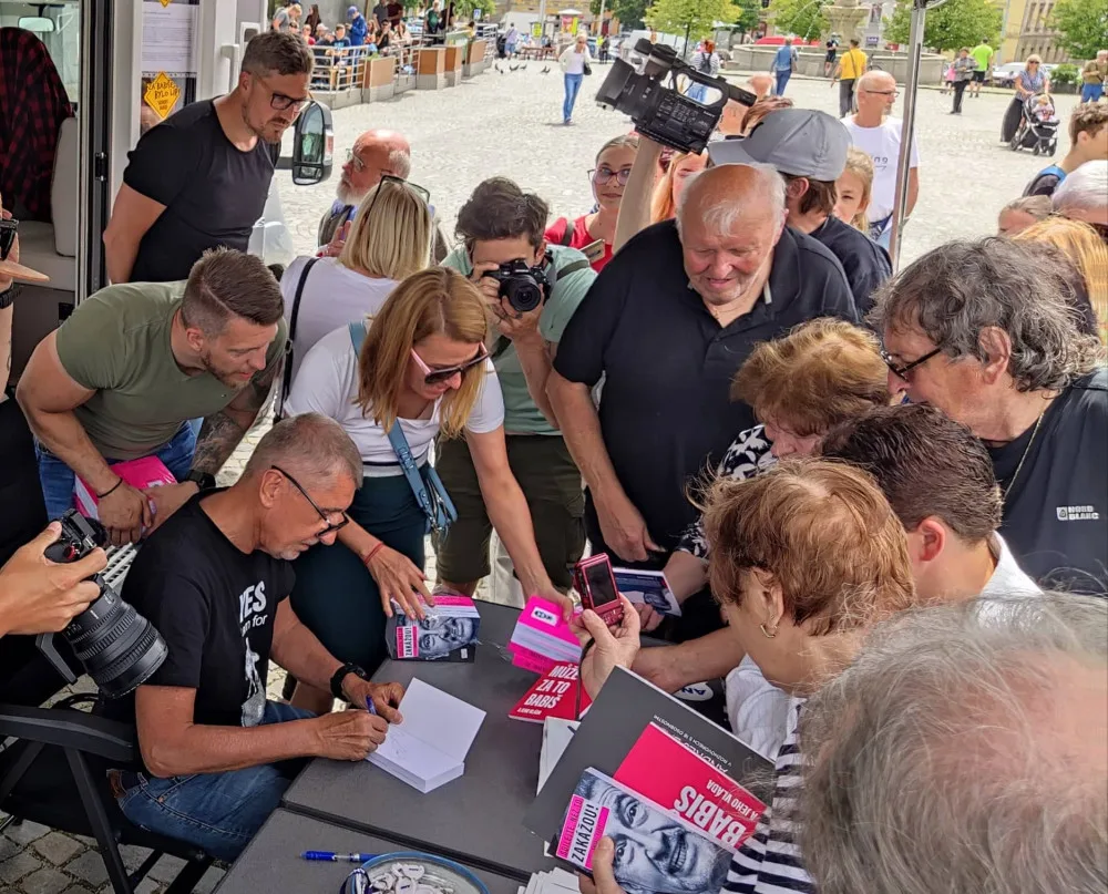 Kdyby to šlo, dám vám deset hlasů. Expremiér Babiš zavítal na Vysočinu, podávalo se sladké pečivo