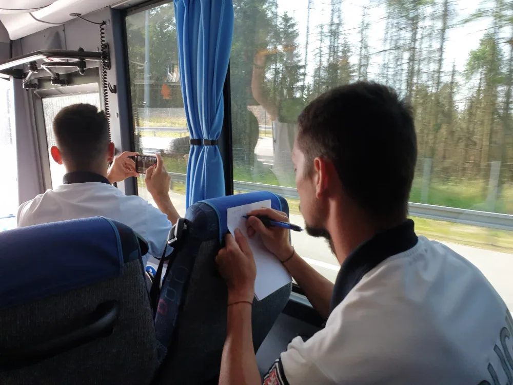 Policie dnes v autobuse hlídkovala na D1. Řada nepřipoutaných řidičů za jízdy telefonovala