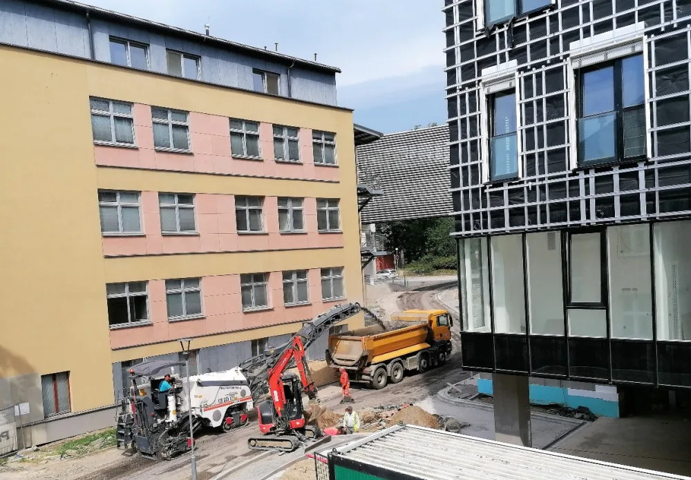 Frézování komunikace v Nemocnici Pelhřimov