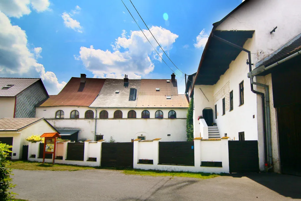 Novoveselský bývalý mlýn vedle bytu prezidenta Miloše Zemana je na prodej