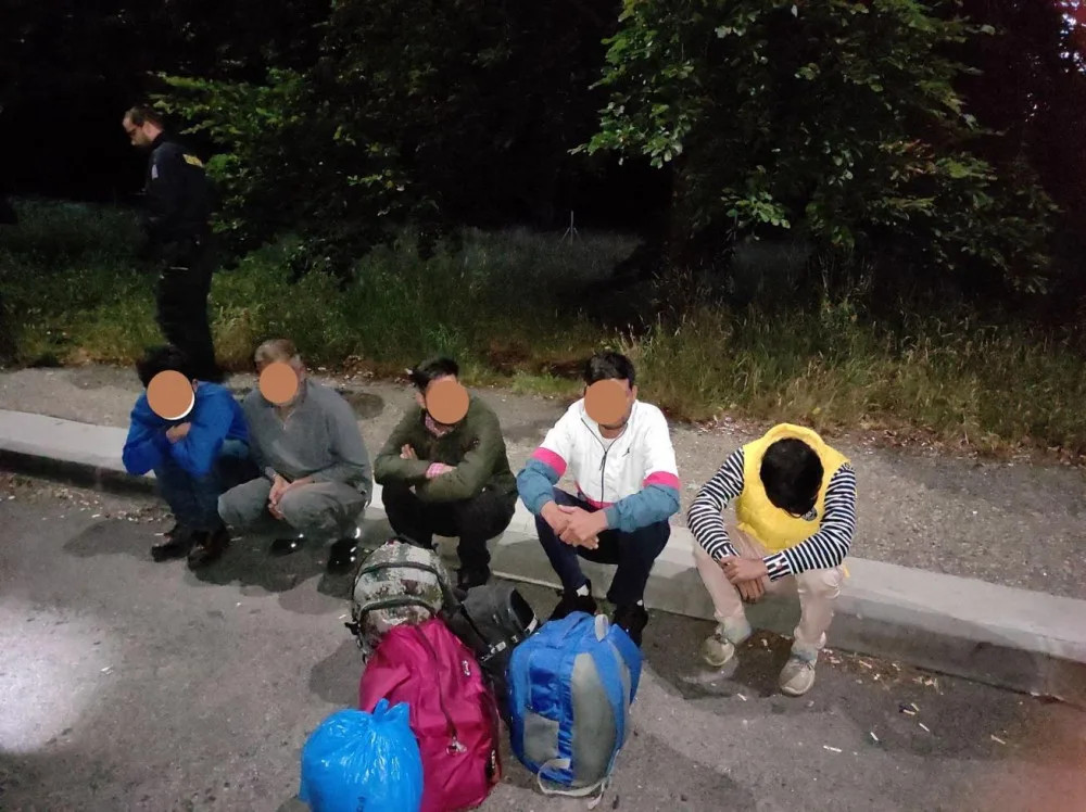 VIDEO: V kamionu s nábytkem jelo pět migrantů. Rozřezali plachtu ve stropě, otvory pak přelepili