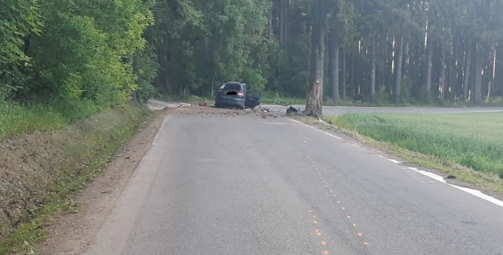 Vážná nehoda na Ždársku, k níž letěl vrtulník. Policie kvůli svědectví hledá ještě jednoho cyklistu