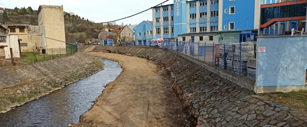Stavba cyklostezky z Mlýnské na Helenínskou ulici se prodraží o deset milionů, bylo nutné zpevnit břeh u Plastikovu