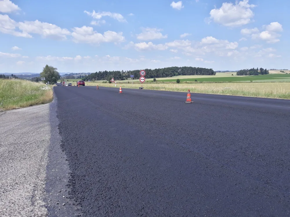 FOTO: U Vladislavi je položený nový mikrokoberec. Omezení pro řidiče tak brzy skončí