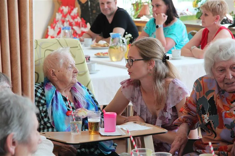 FOTO: Ples v létě? Senioři na Lesnově si ho užili na maximum, přišli i jejich nejbližší