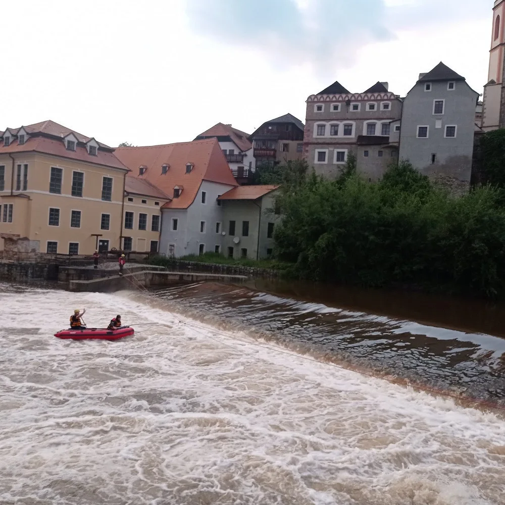Fotografie z pátrací akce na Vltavě v Českém Krumlově. Foto: Policie ČR