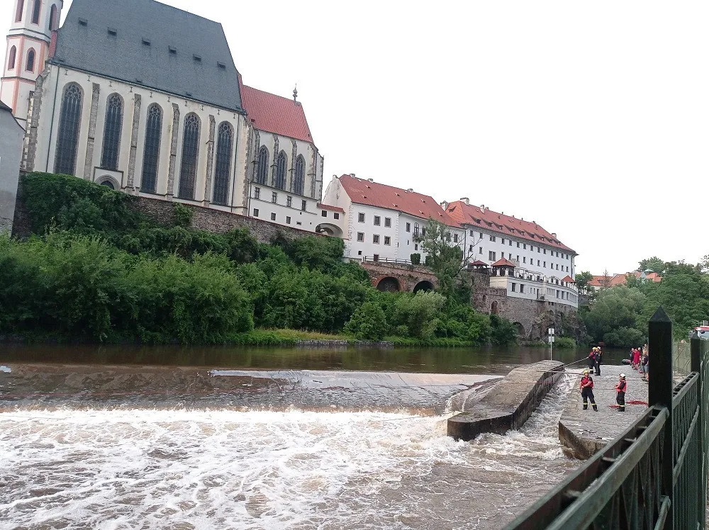Fotografie z pátrací akce na Vltavě v Českém Krumlově. Foto: Policie ČR
