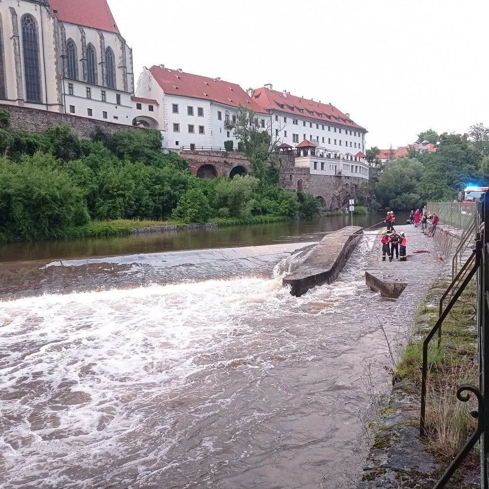 Fotografie z pátrací akce na Vltavě v Českém Krumlově. Foto: Policie ČR