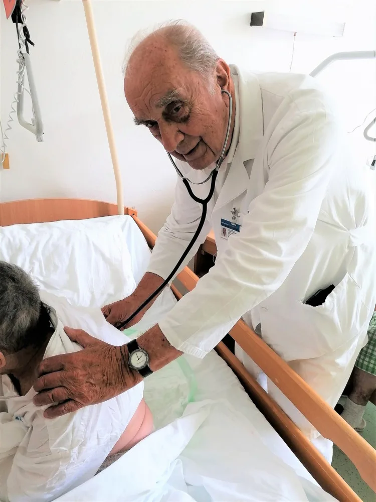 Emeritní primář z pelhřimovské nemocnice slaví 90 let. Člověk je spokojený, když v práci vše funguje, říká Vladimír Leman