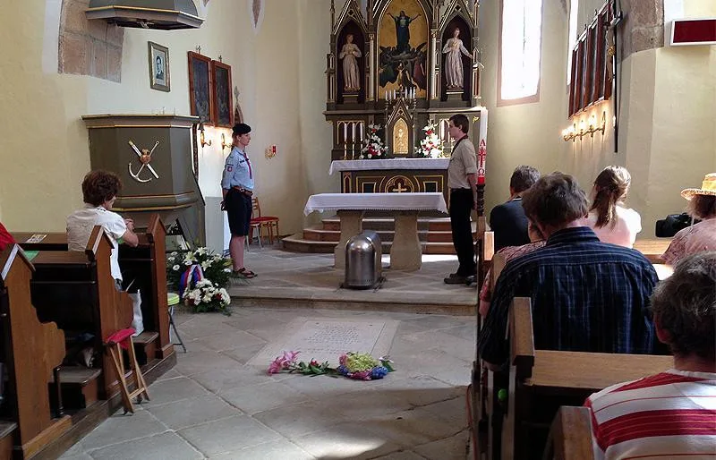 U schrány vystavené před obětním stolem drželi čestnou stráž skauti. Foto: Christnet / Vít Luštinec