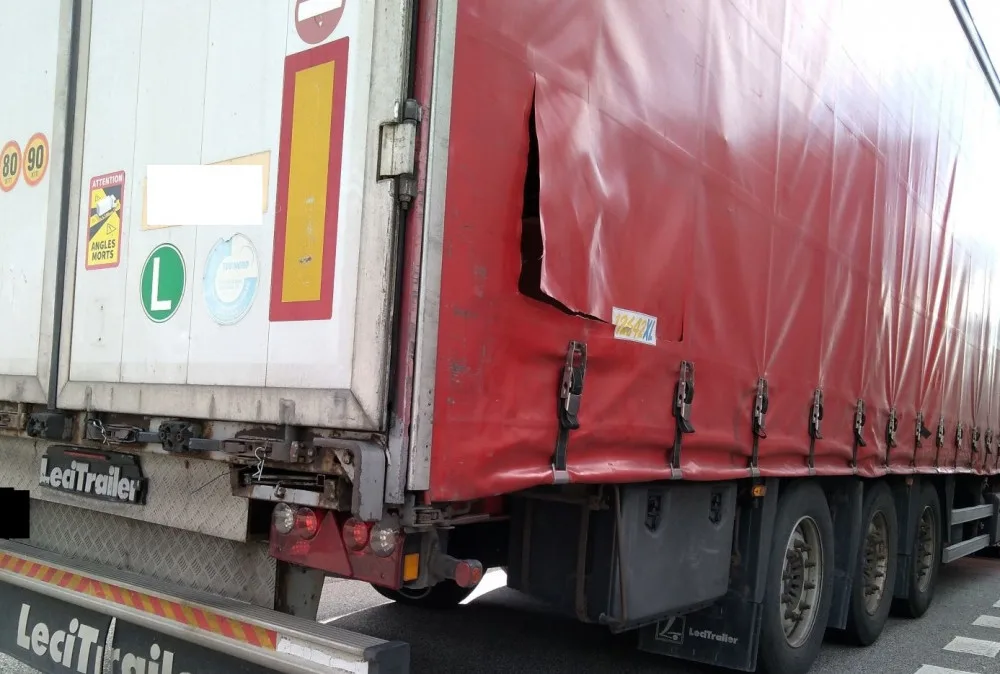 Přes Vysočinu cestovali další migranti, z toho tři nezletilí. Vylezli z náklaďáku otvorem v plachtě 