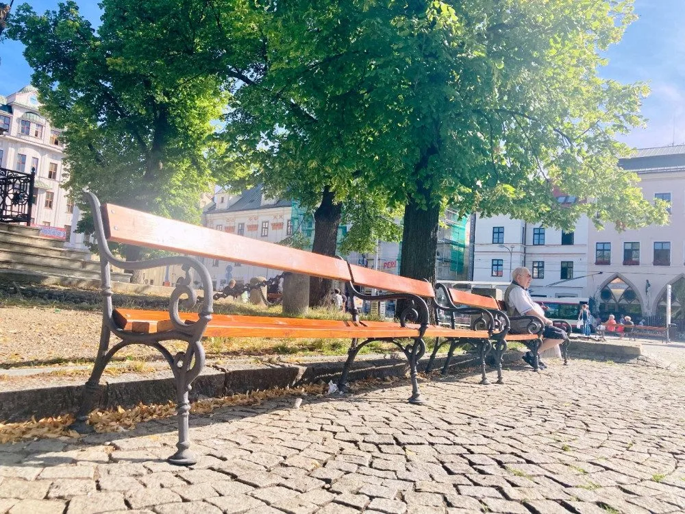 Lidé si stěžují na ženu, co v centru Jihlavy močí na lavičky. Opakovaně končí na záchytce, říká strážník