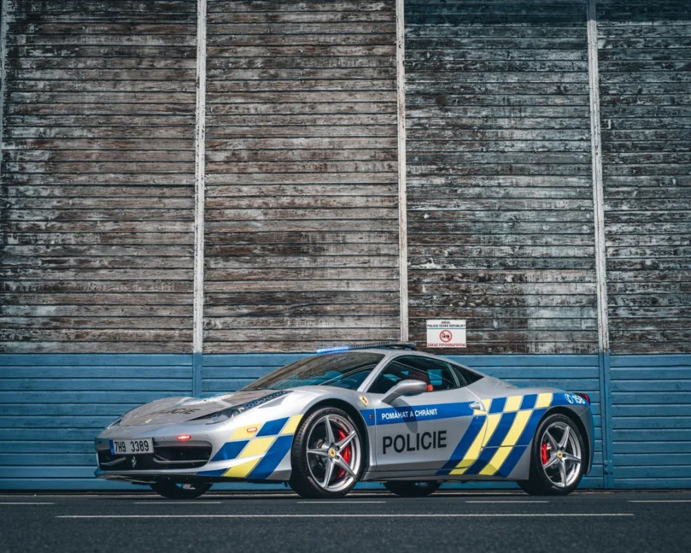 Ve Ferrari se proháněli kriminálníci, teď bude sloužit policistům