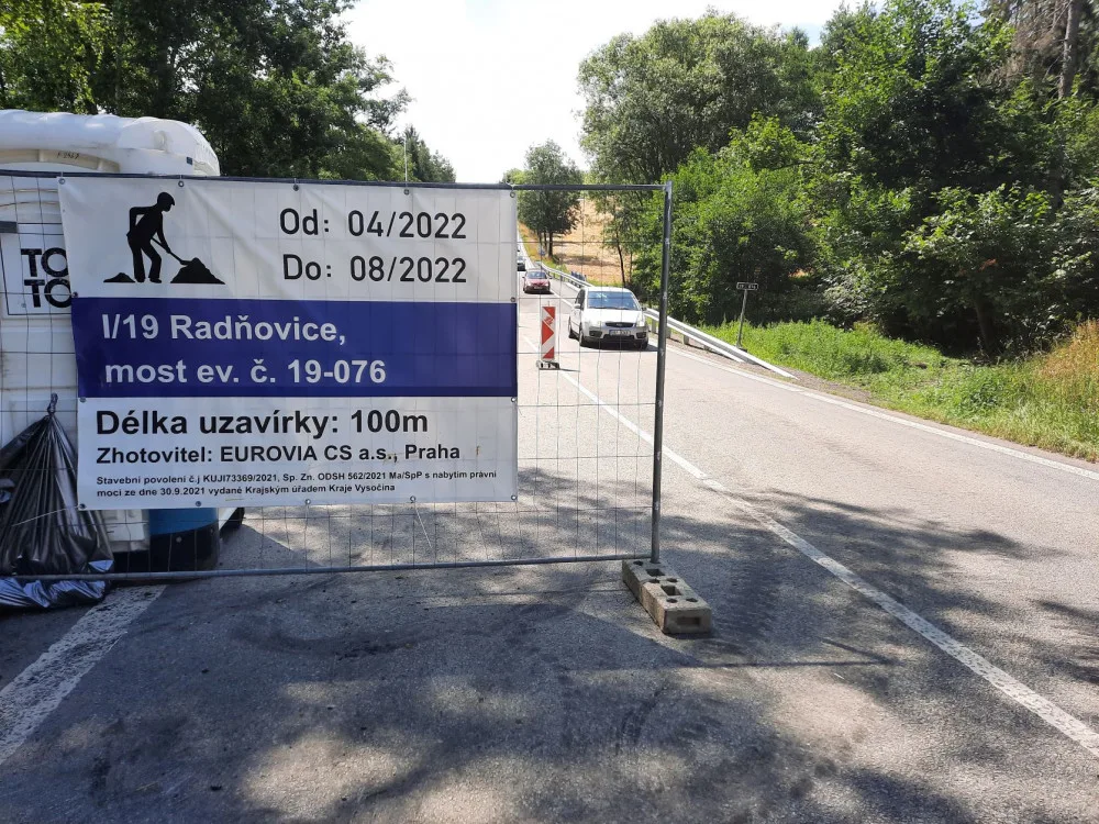 Most na silnici I/19, který překlenuje silnici I/19 přes Slavkovický potok u Radňovic na Žďársku