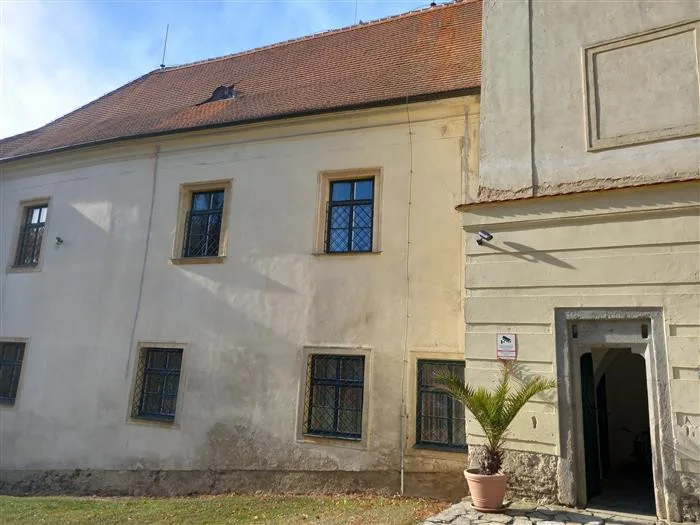 Ze zámku v Budkově je už desítky let dětský domov. Teď dostane novou fasádu, okna a dveře