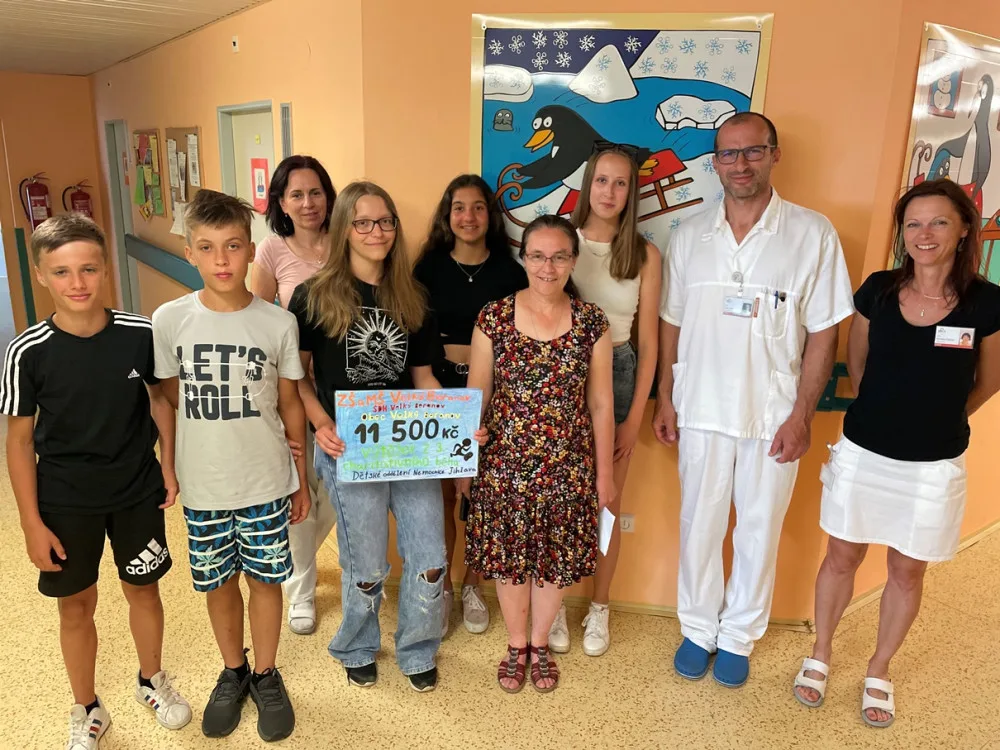 V klidu a bezpečí. Děti z Velkého Beranova věnovaly miminkům v jihlavské nemocnici tři nové pelíšky