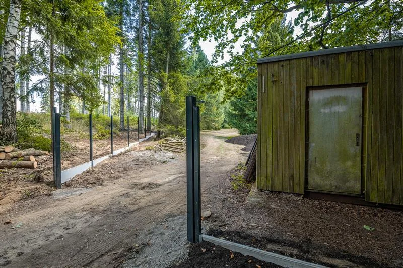 Kolem krematoria v Jihlavě vzniká nové oplocení. Hotové bude na konci prázdnin