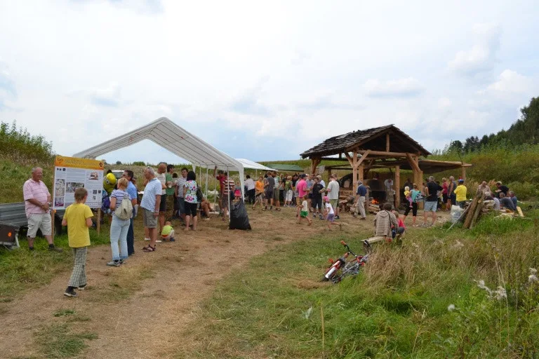 Úctyhodných 1400 stupňů. Na louce na kraji Brodu se opět roztopí středověká sklářská pec
