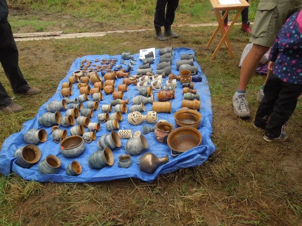 Úctyhodných 1400 stupňů. Na louce na kraji Brodu se opět roztopí středověká sklářská pec