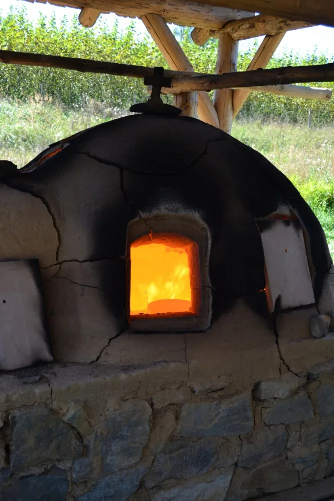 Úctyhodných 1400 stupňů. Na louce na kraji Brodu se opět roztopí středověká sklářská pec