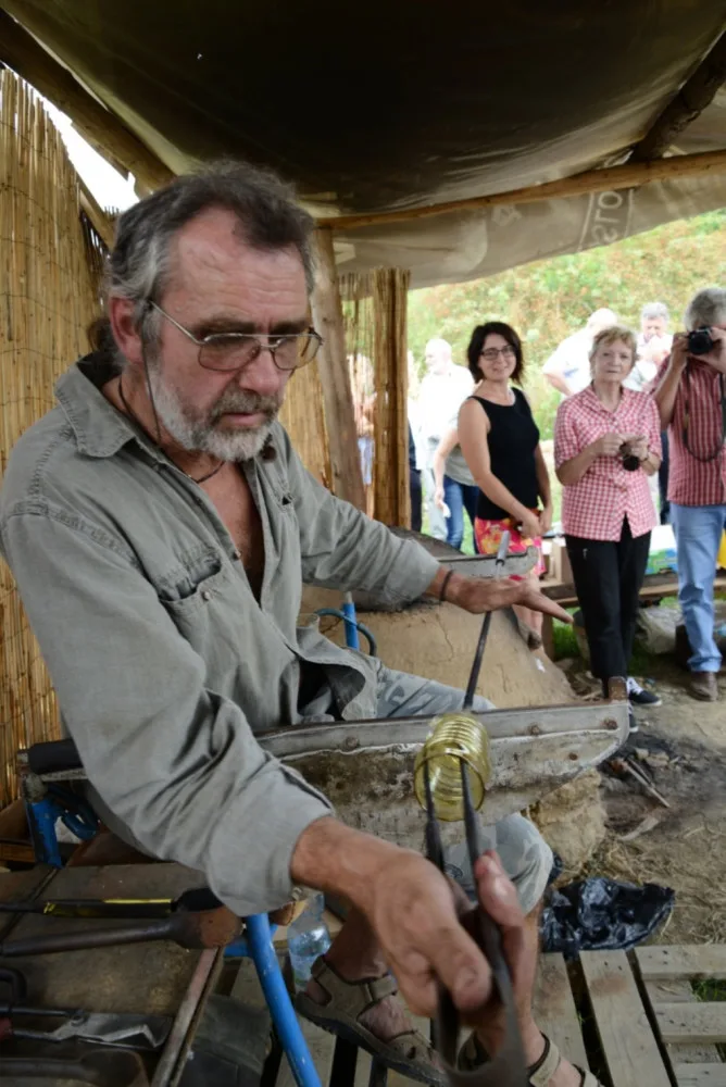 Úctyhodných 1400 stupňů. Na louce na kraji Brodu se opět roztopí středověká sklářská pec