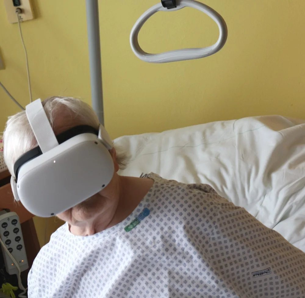 V posteli na koncert nebo na procházku po Praze? Jihlavská nemocnice na geriatrii a onkologii nabízí virtuální realitu
