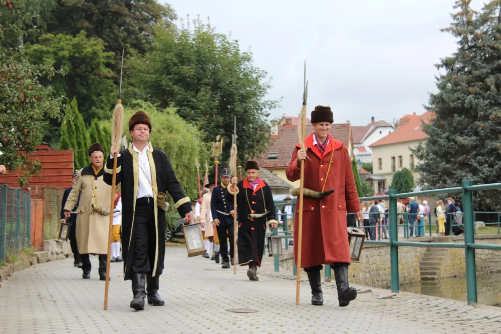 FOTO, VIDEO: Brtnice si připomněla morovou epidemii. V průvodu šlo přes 200 kostýmovaných postav