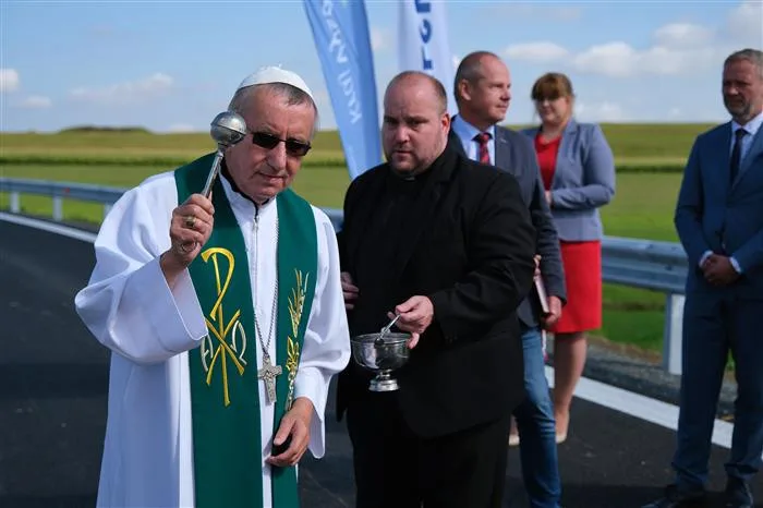 Lukavec slaví. Po 15 letech byl dokončen obchvat, už po něm projeli první řidiči