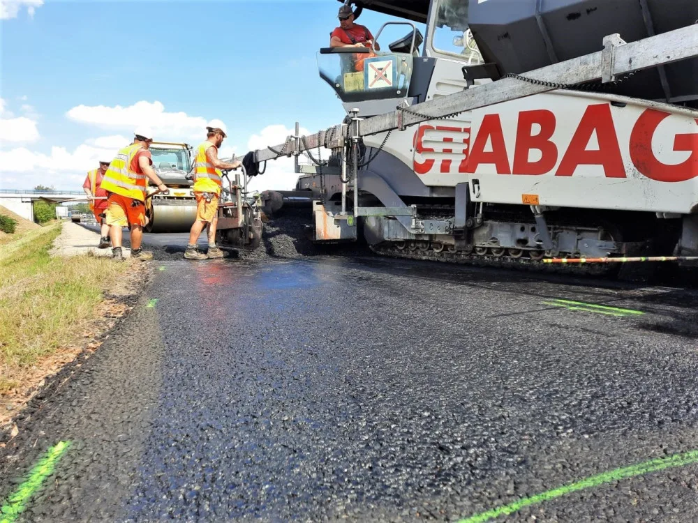 Opravy na jihlavském přivaděči pokračují, teď se pokládá nový asfalt. Denně ho tam padnou dva tisíce tun