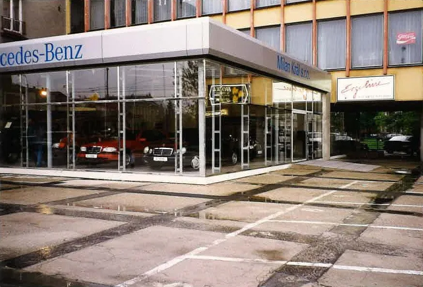 Původní autosalon stál v roce 1993 na Senovážném náměstí v ČB