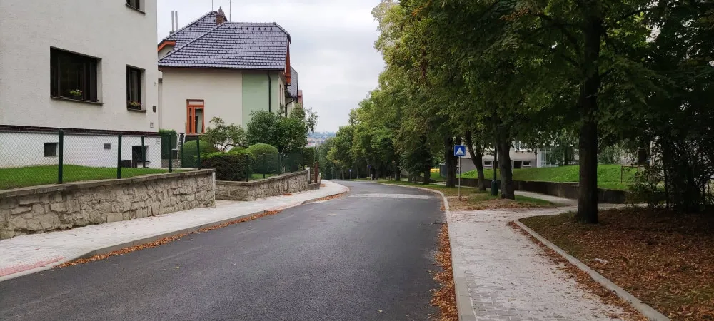 Ulicí Jiřího z Poděbrad se po necelých čtyřech letech projela auta. Ta doba je absurdní, ale město za ni nemůže, říká radní
