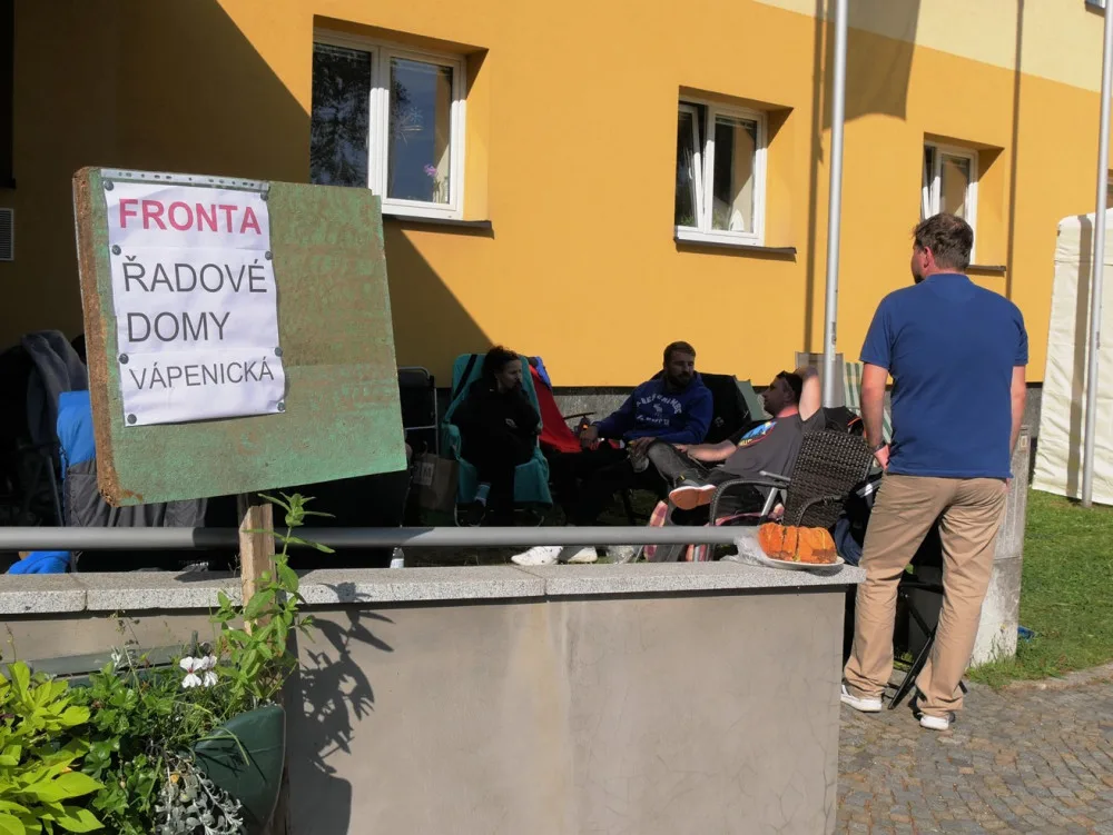 O parcely ve Žďáru je velký zájem, lidé tam čekají s týdenním předstihem. Pravidla ve frontě jsme si stanovili sami, říká zájemkyně