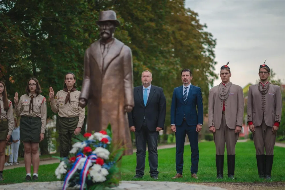 Park v Třebíči nově střeží socha Masaryka. Nestojí na podstavci, na zemi je lidem blíž, říká autorka