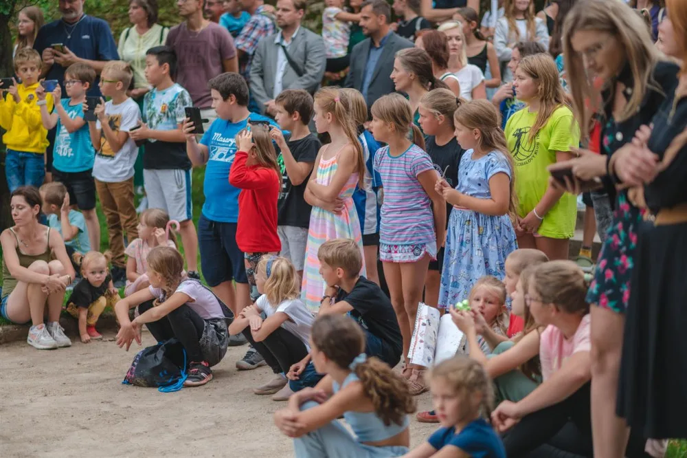 Park v Třebíči nově střeží socha Masaryka. Nestojí na podstavci, na zemi je lidem blíž, říká autorka