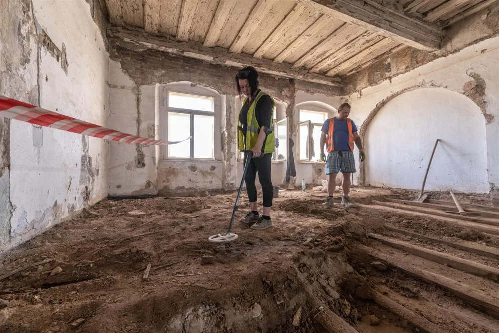 Opravovaný dům na náměstí v Jihlavě přinesl další unikátní objev. Střep s motivem ježka
