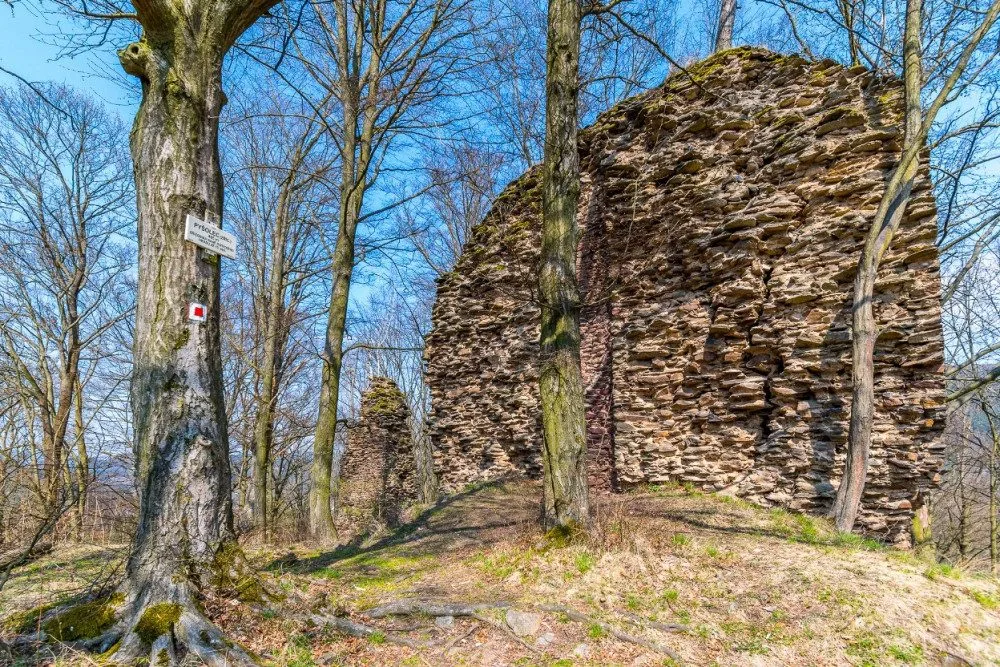 Tip na výlet: Zřícenina hradu Pyšolec. Už v 15. století se vzpomíná jako zbořený a pustý