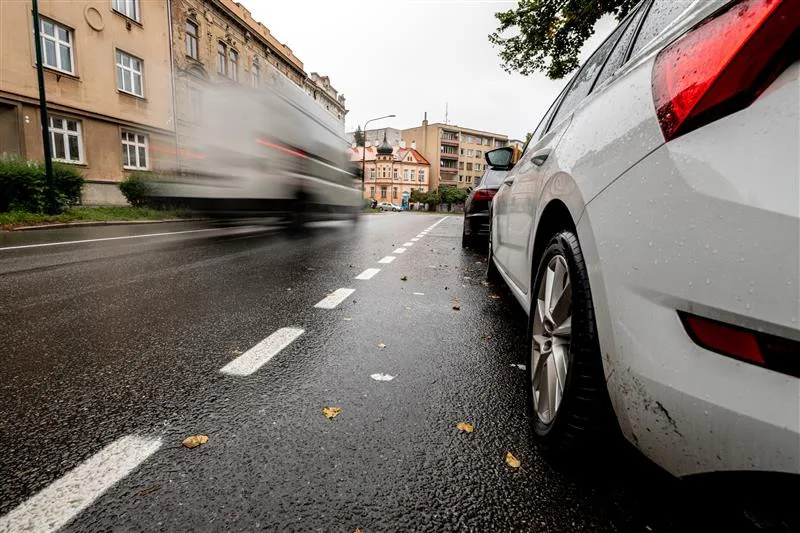 Dopravní změny v jihlavské Žižkově ulici. Chodcům přibudou ostrůvky, řidičům 32 míst na parkování 