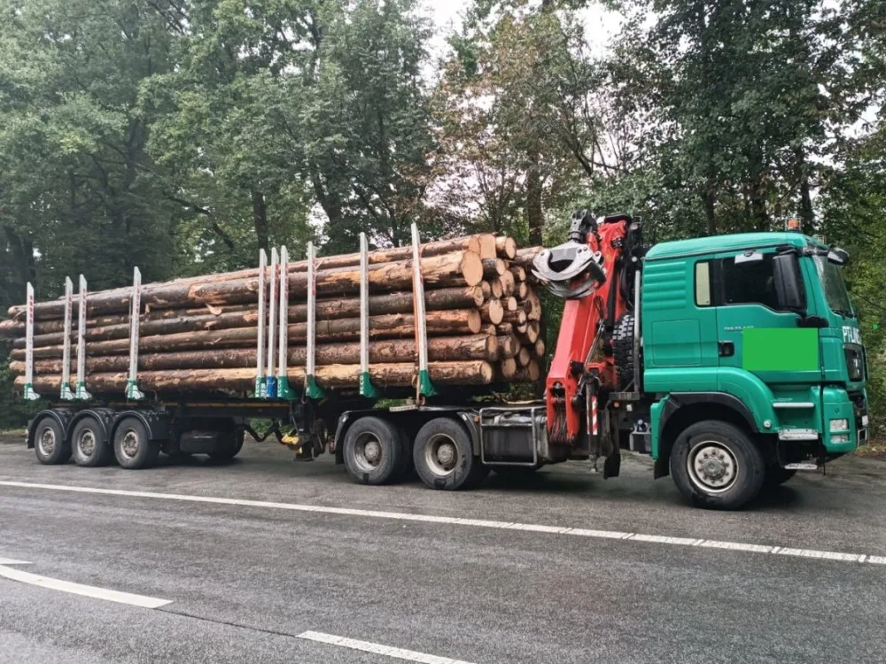Řidič převážející dřevo na I/38 odmítl kontrolní vážení. Od policistů dostal stotisícovou pokutu