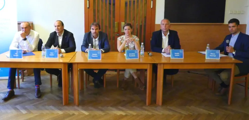 Kandidáti na primátora Jihlavy debatovali o čistotě, bezpečnosti i Horácké aréně