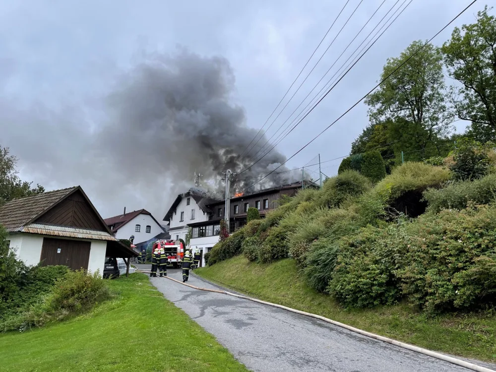 FOTO: V Daňkovicích hoří penzion. Byl vyhlášen třetí stupeň požárního poplachu